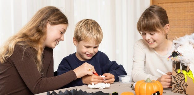 Imagen de collage - Los niños hacen decoraciones de Halloween