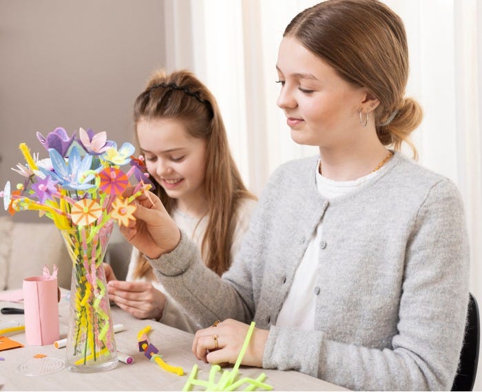 La niña recoge el ramo de Pascua