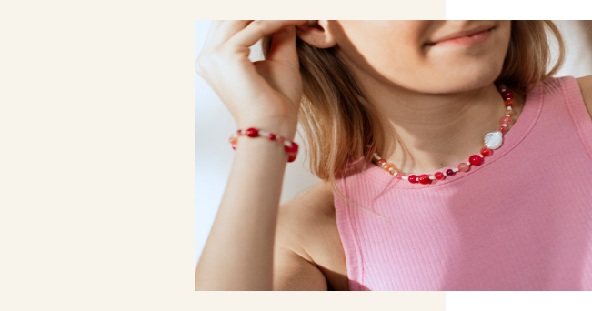 Modelo con joyería hecha con ágatas.