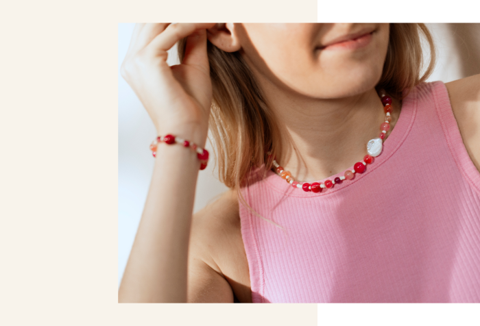 Modelo con joyería hecha con ágatas.
