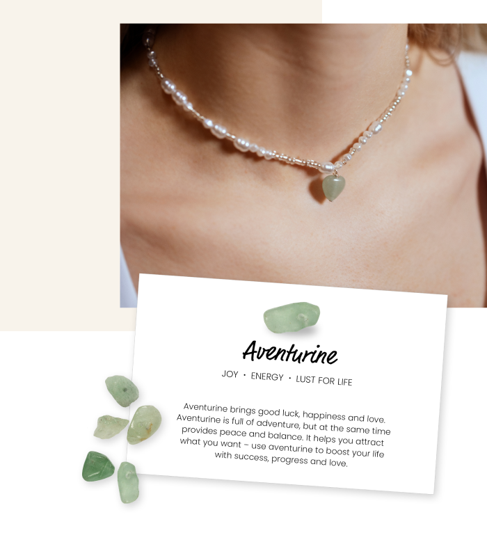 Modelo con collar de bisutería hecho con cristales.