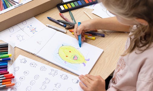Imagen de inspiración para nuestro universo de ideas con pintura y carteles.