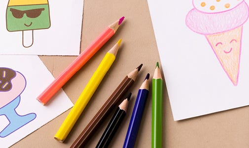 Lápices de colores sobre la mesa