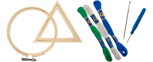 Pequeños artículos para bordar: marco de madera, hilo y aguja.