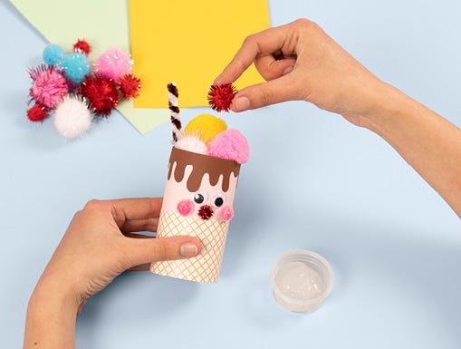 Cono de helado hecho con papel higiénico vacío