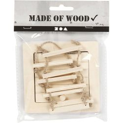 Puerta de acceso al desván con escalera de cuerda