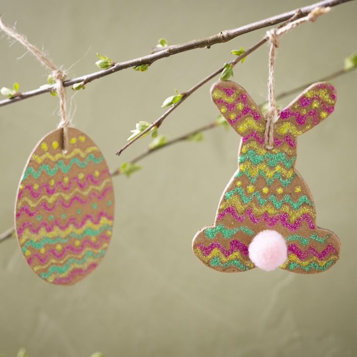 Huevo de Pascua y conejo de Pascua con pegamento con purpurina y pompones