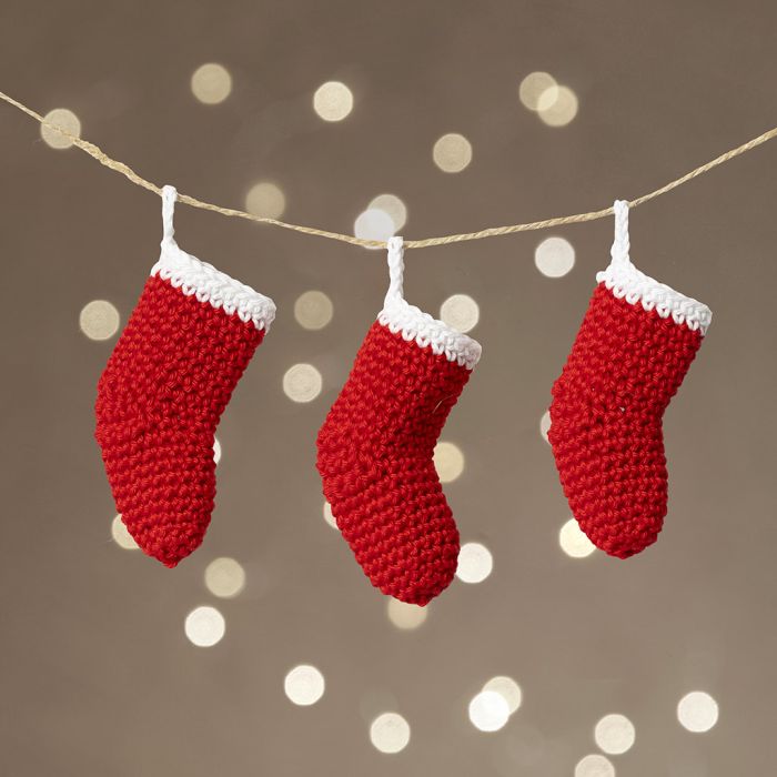 Calcetines navideños en miniatura de ganchillo