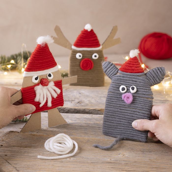 Figuras navideñas hechas con cajas de cartón e hilo