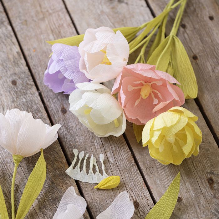 Un tulipán de papel crepé