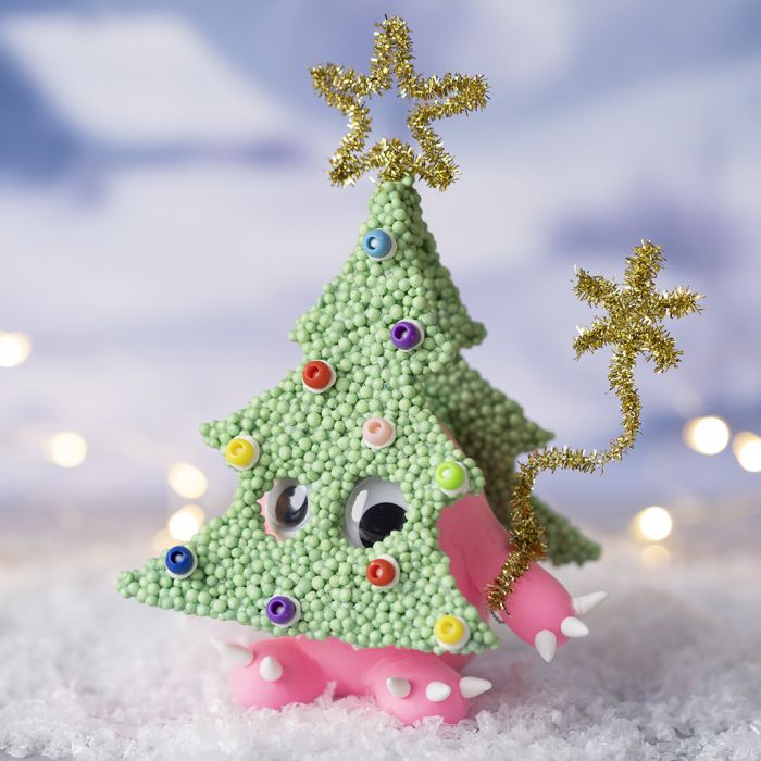 Monstruo navideño hecho de arcilla de seda® y Foam Clay®