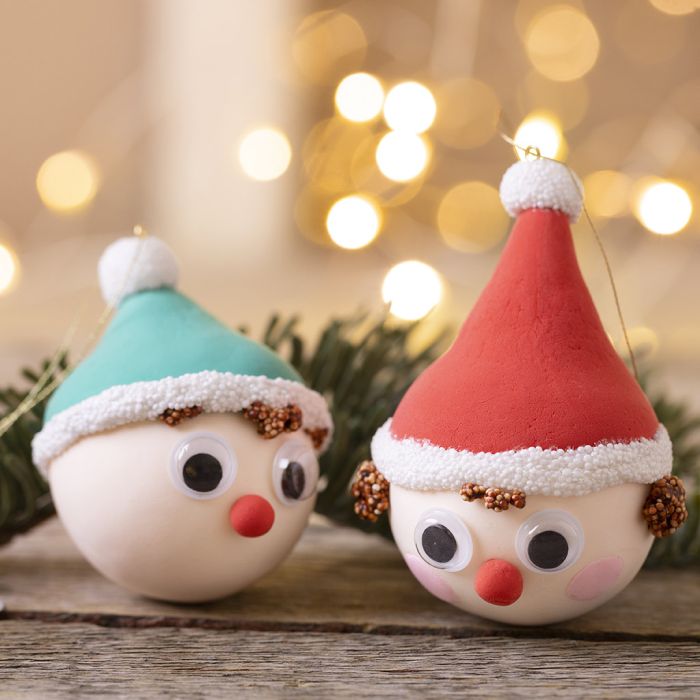 Bolas navideñas con forma de elfos de Silk Clay® y Foam Clay®