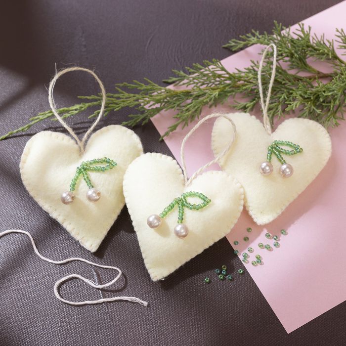 Corazones navideños de fieltro con cerezas con cuentas