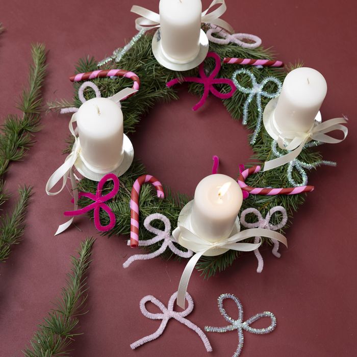 Corona de Navidad con decoración en fina arcilla y limpiapipas 
