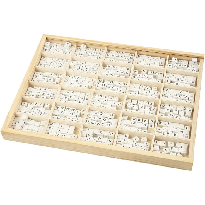 Cuenta cuadrada con letra, A-Z, &, #, ?, medidas 8x8 mm, medida agujero 3 mm, blanco, 750 stdas/ 1 paquete
