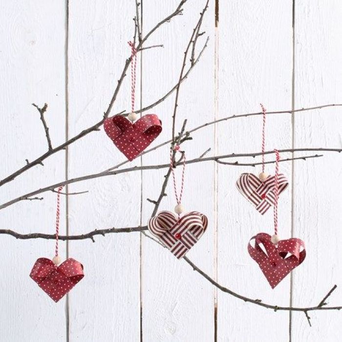 Corazones de tiras de papel trenzados