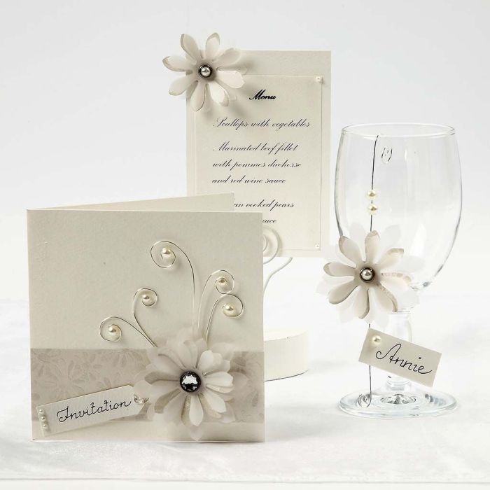Tarjetas color crema con flores de papel vegetal