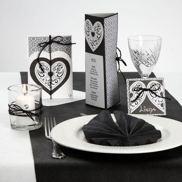 Serie de postales con papel estampado, corazones de filigrana y cordón natural