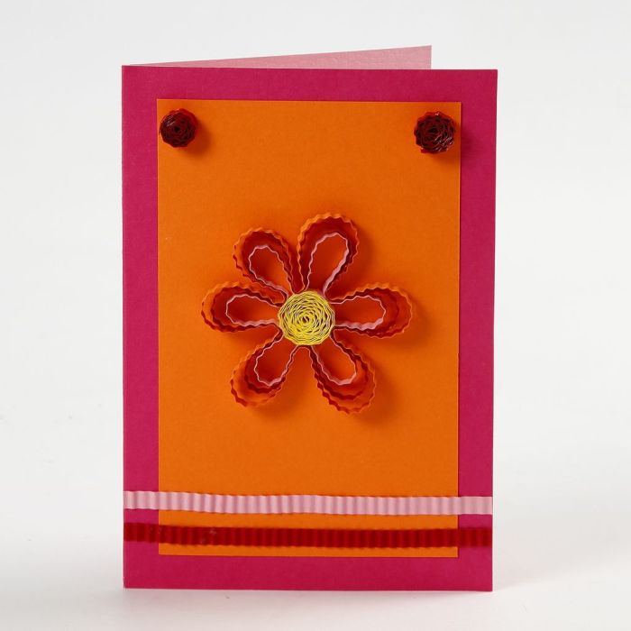 Postal con flor y papel decorativo de quilling