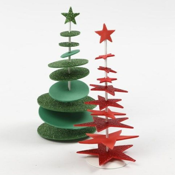 Un árbol de Navidad de Goma Eva perforado en una barra con un soporte