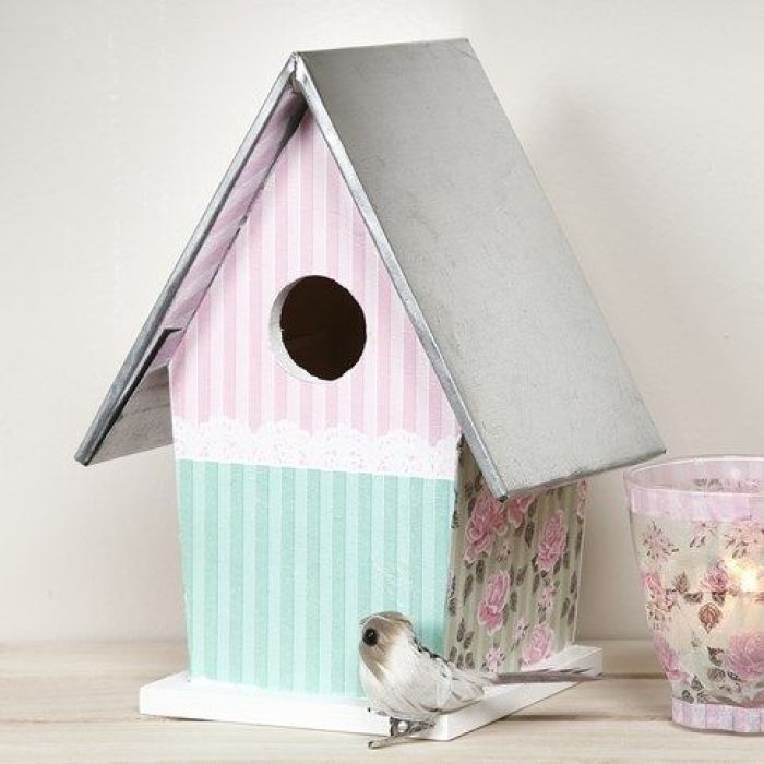 Casa para pájaros con techo metalizado con decoupage 