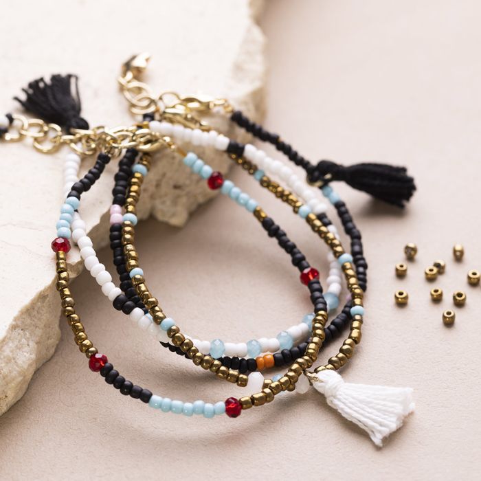 Una pulsera con cuentas de rocalla, cuentas facetadas y borlas