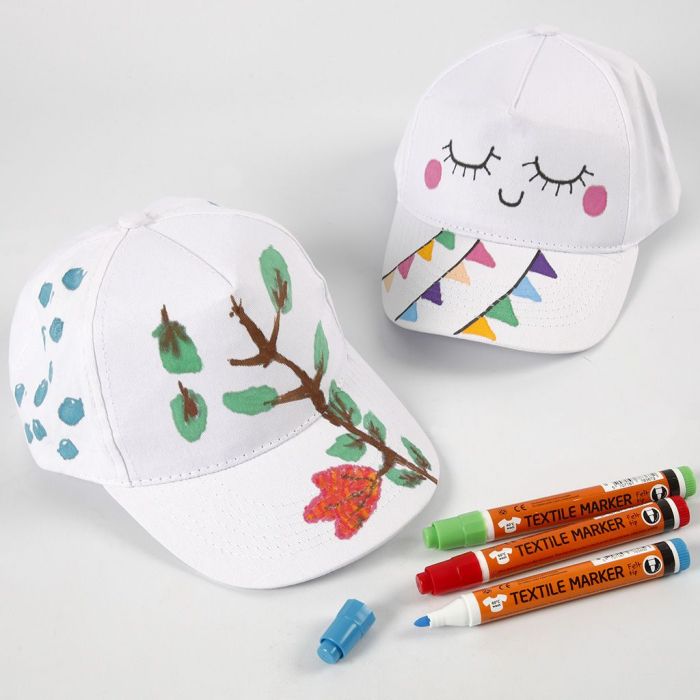 Gorra decorada con rotuladores textiles