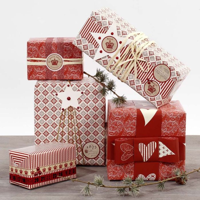 Envolver regalos con papel rojo y blanco, pegatinas y cinta