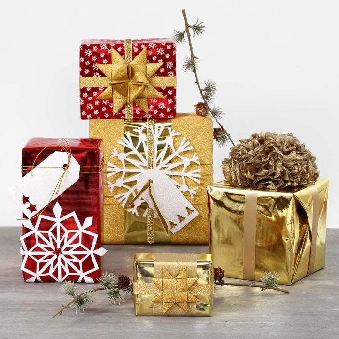 Envolver regalos con papel metálico y decoraciones brillantes