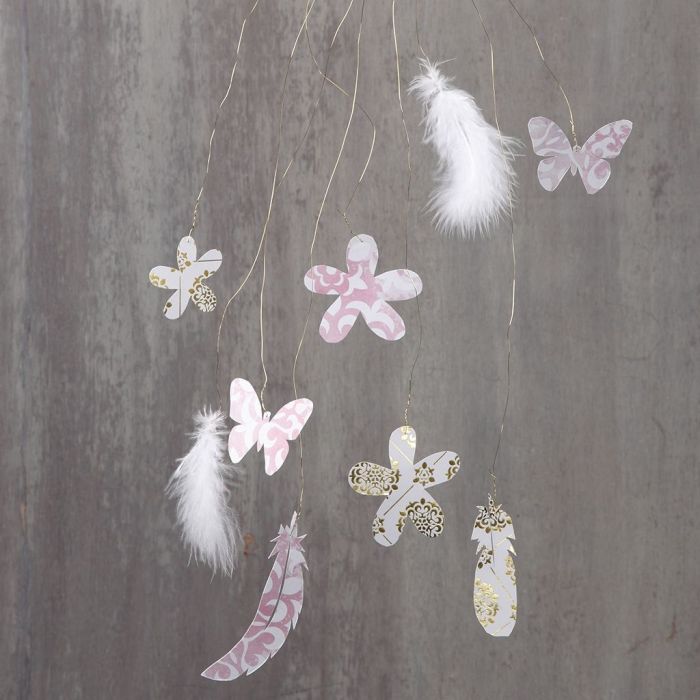 Decoraciones colgantes con plumas y elementos troquelados