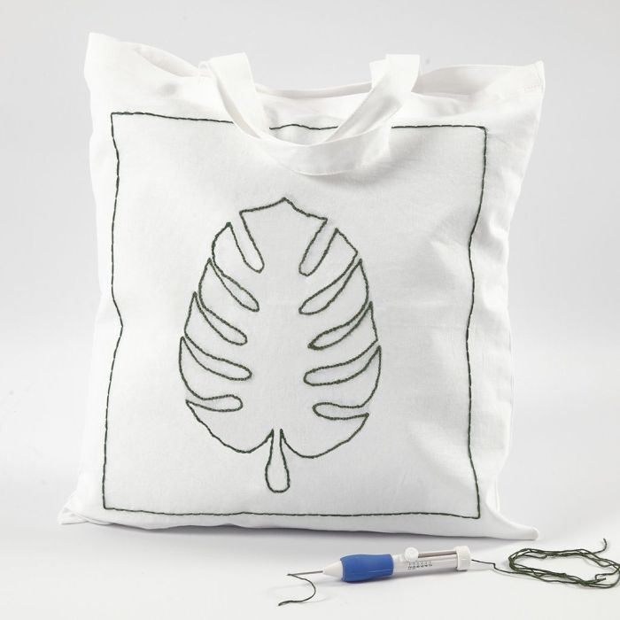 Una bolsa de compras decorada con bordado con punzón de aguja