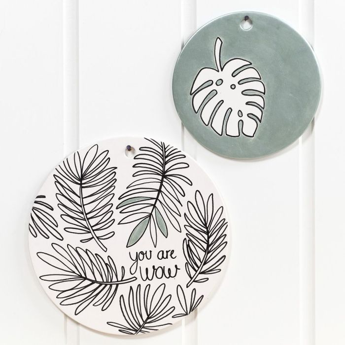 Platos de terracota decorados con rotuladores de vidrio y porcelana y pintura Art Metal