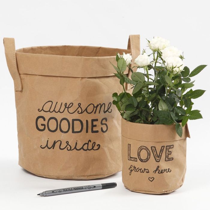 Decoración en una bolsa de papel imitación al cuero