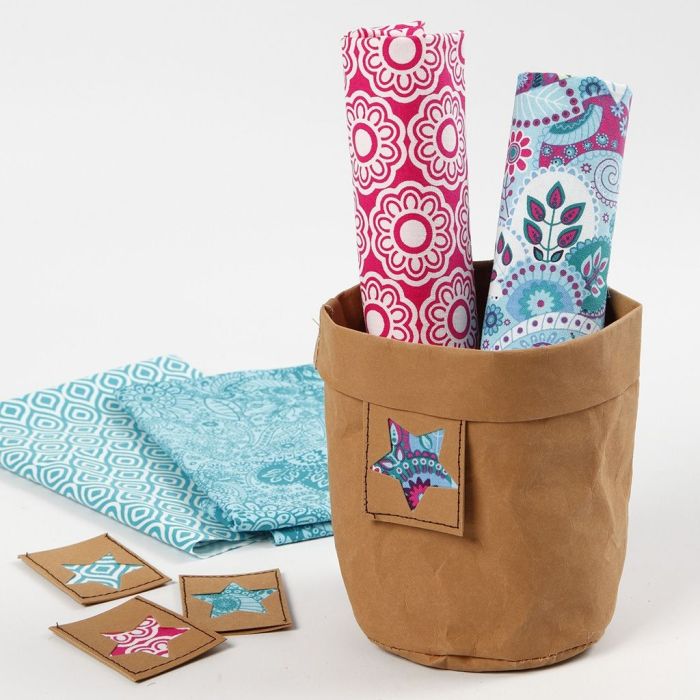 Etiquetas hechas de papel de cuero vegano y tela de patchwork