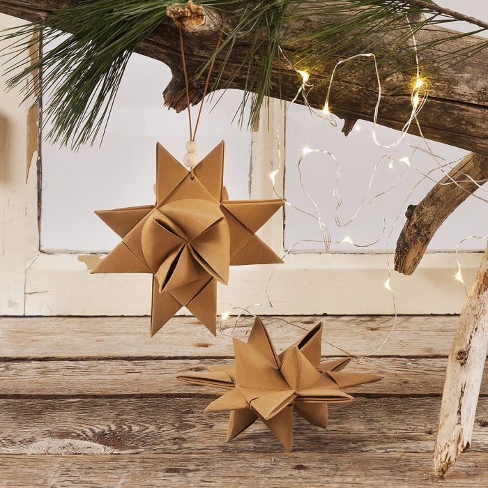 Una estrella de Navidad tejida con tiras de papel imitación cuero de estrella con un cordón de cuero con cuentas para colgar