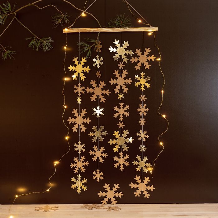 Una decoración colgante con papel de imitación de cuero, copos de nieve