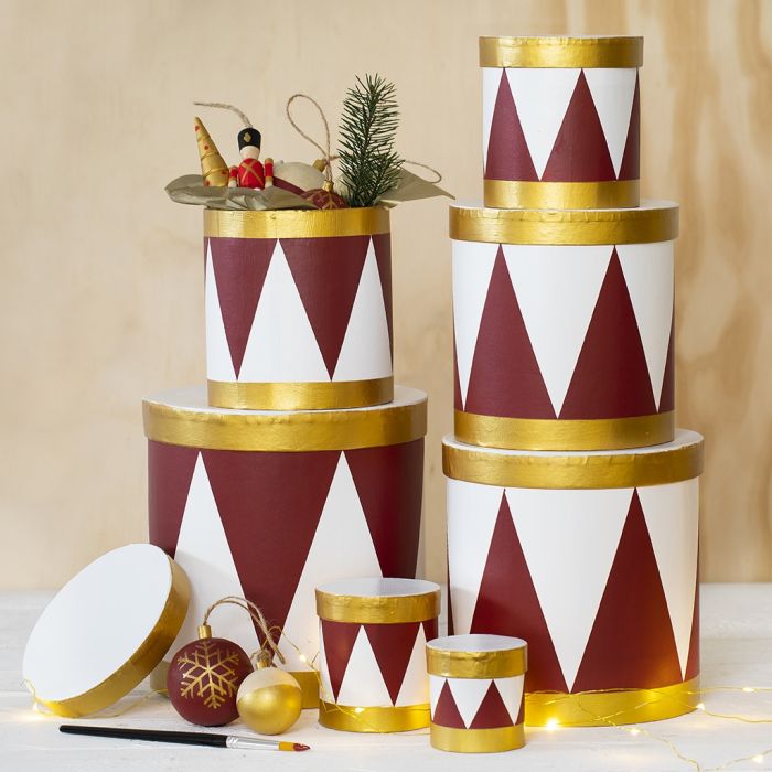 Cajas pintadas como tambores con pintura