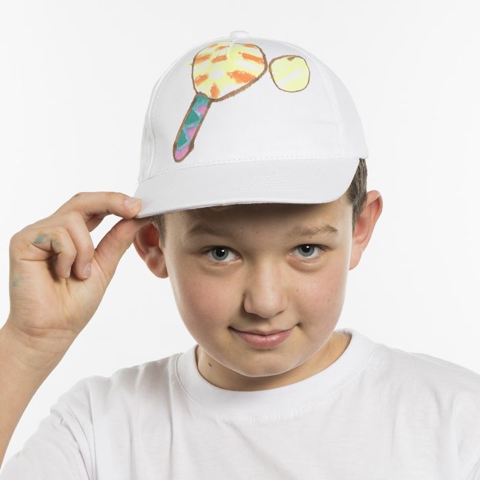 Una gorra decorada con imágenes de deporte usando rotuladores