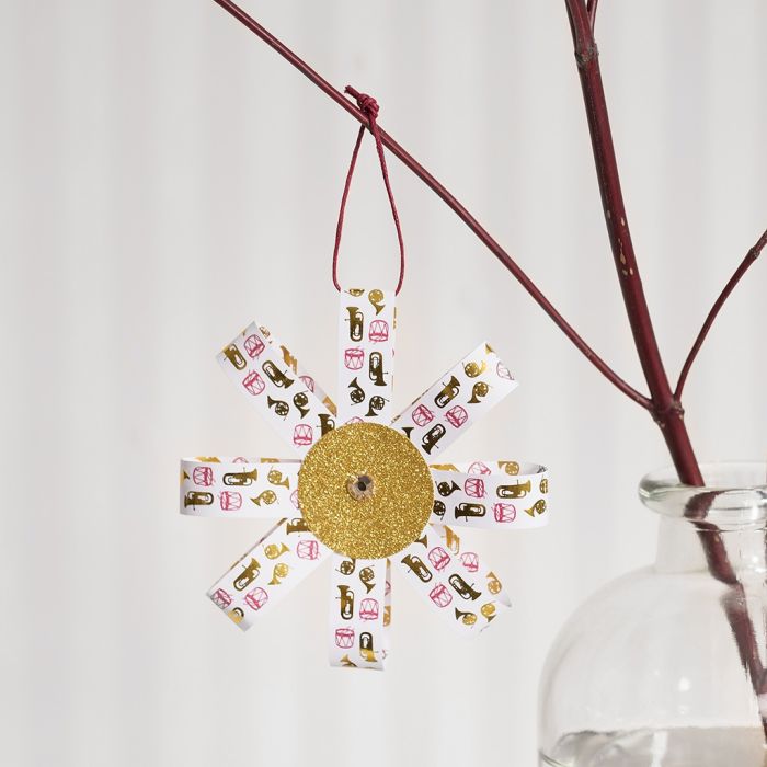 Una decoración colgante de Paper Star Strips y Glitter Paper