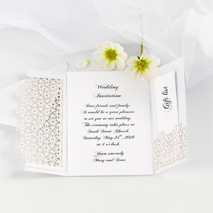 Una invitación de boda decorada con una tarjeta troquelada