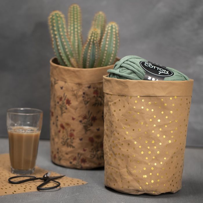 Una bolsa hecho a partir de papel imitación cuero estampado.