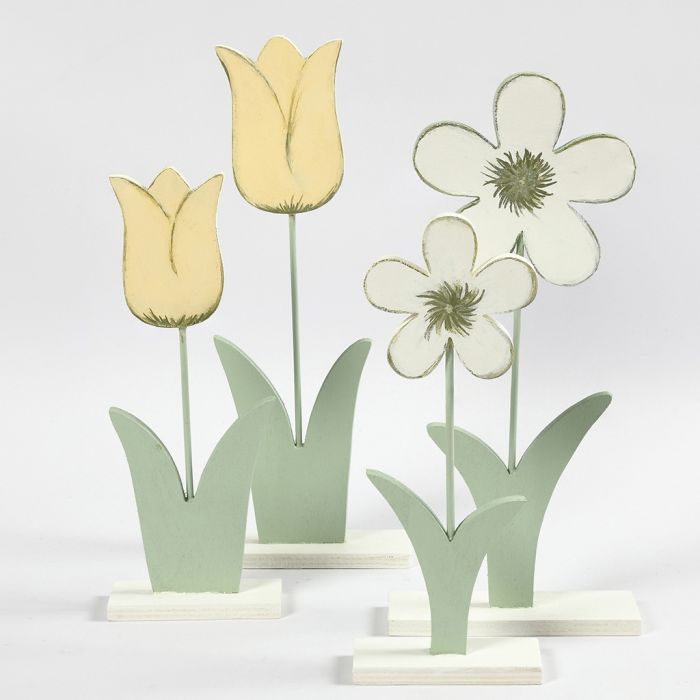 Flores de madera pintadas con pintura para manualidades.