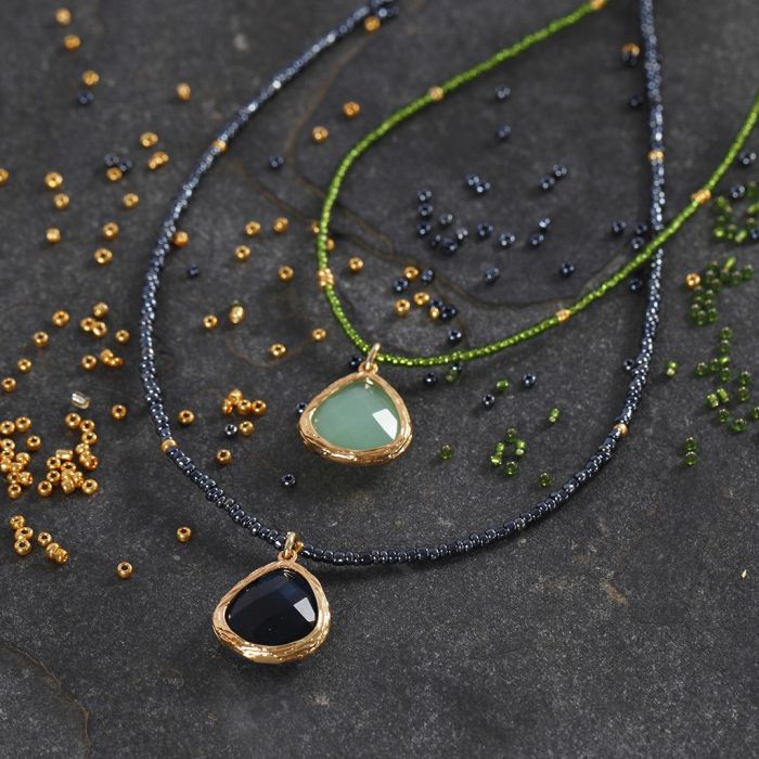 Collar de rocalla con colgante de piedra de cristal.