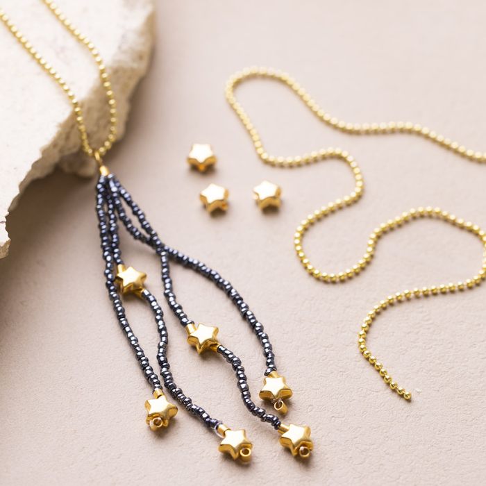 Borla de cuentas de Rocaille en un collar con flores de cuentas de Rocaille y cuentas espaciadoras de estrellas