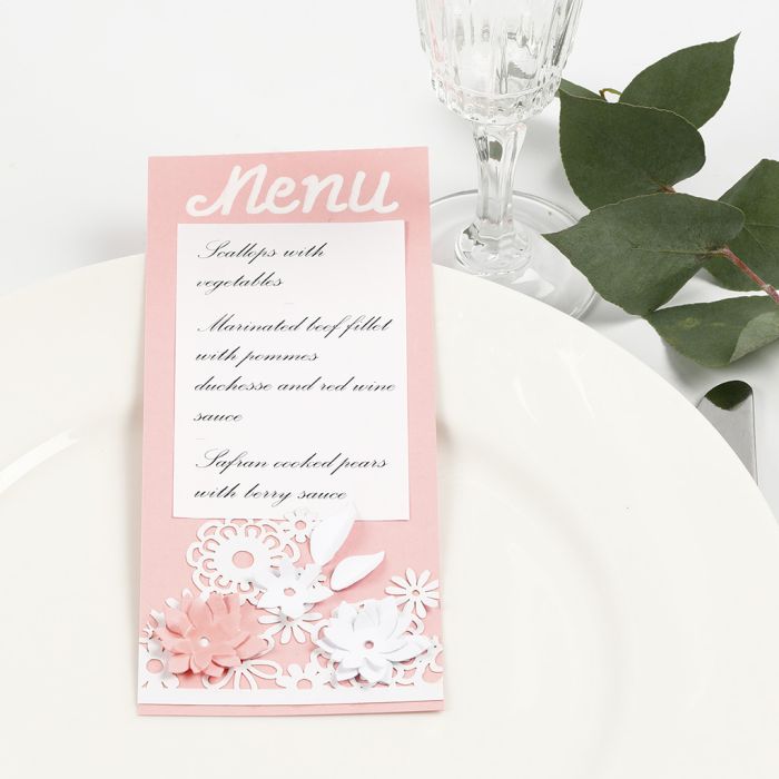 Carta de menú con encaje de cartulina y flores troqueladas.