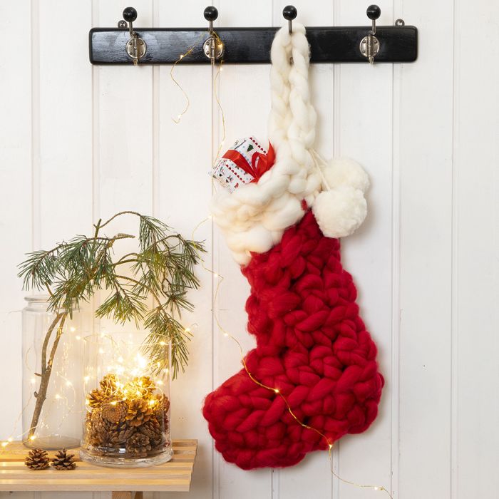 Un calcetín de Navidad de ganchillo para los regalos del calendario de adviento