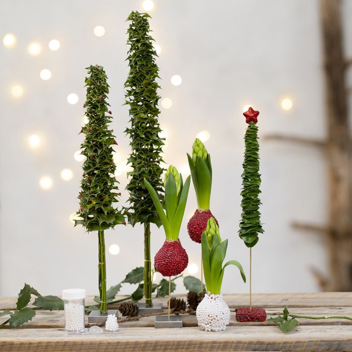 Árboles de Navidad y decoraciones navideñas de verdor real decorados con cuentas de vidrio minis.