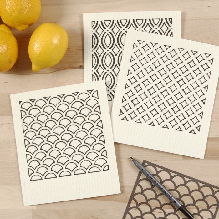 Paño de cocina ecológico decorado con patrones usando una plantilla y rotulador textil