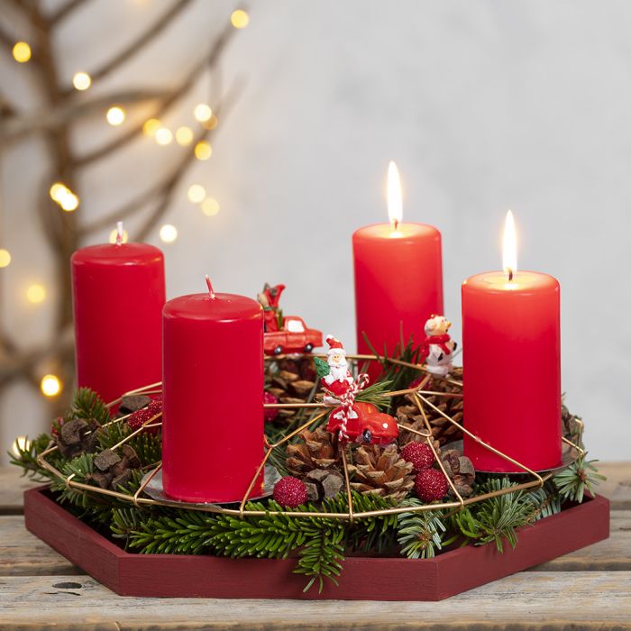 Una corona de Adviento a partir de una decoración colgante de metal decorada con abeto, piñas y figuras en miniatura.
