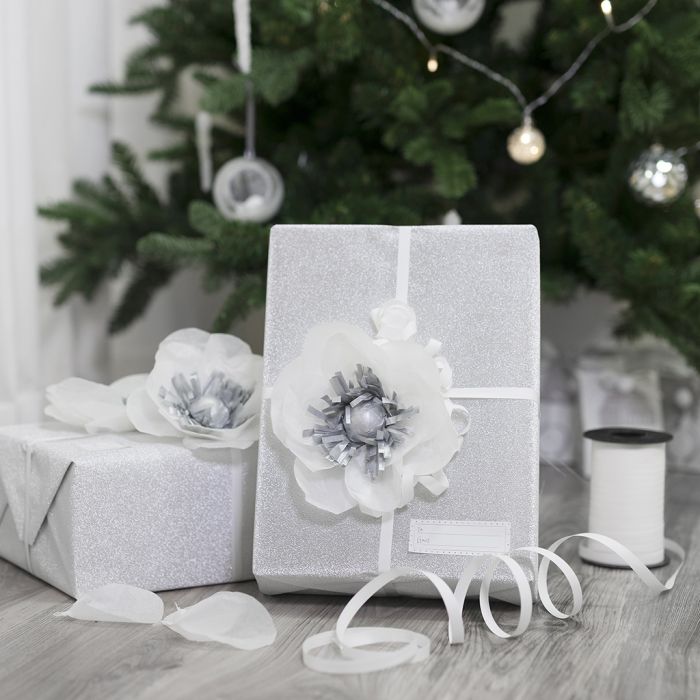 Envoltura de regalo decorada con una flor de papel de seda